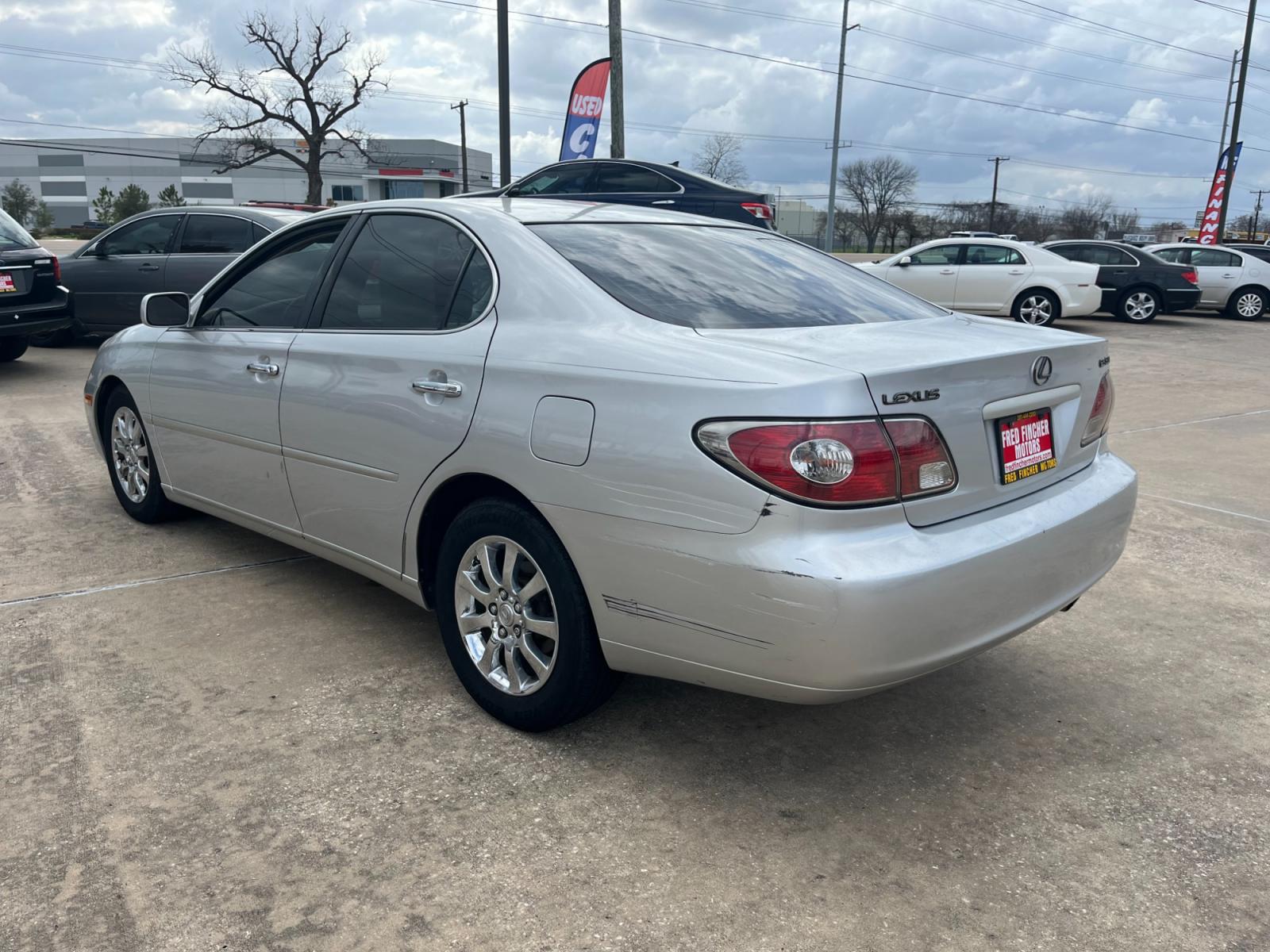 2003 SILVER /gray Lexus ES 300 Sedan (JTHBF30G135) with an 3.0L V6 DOHC 24V engine, 5-Speed Automatic Overdrive transmission, located at 14700 Tomball Parkway 249, Houston, TX, 77086, (281) 444-2200, 29.928619, -95.504074 - Photo #4